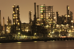 夜の工場風景