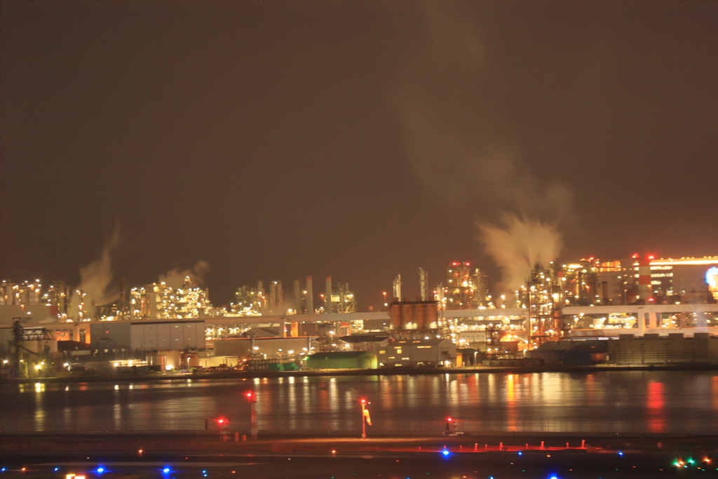 夜の飛行場と工場