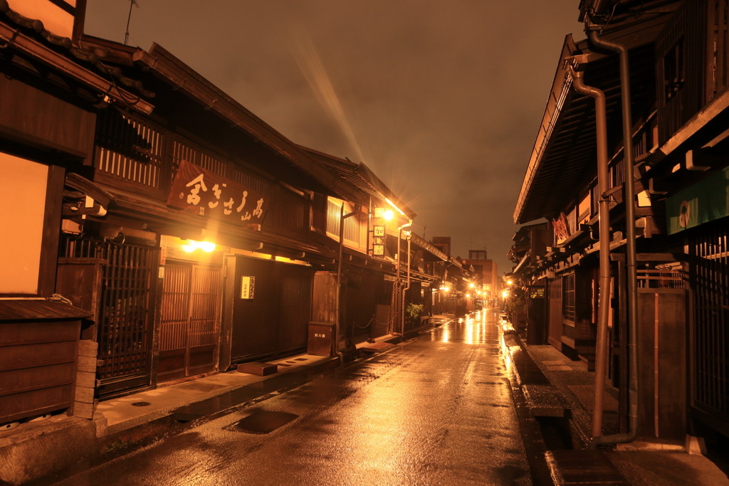 雨の夜の飛騨高山
