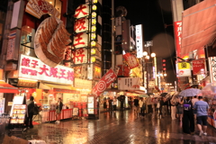 雨の夜の道頓堀