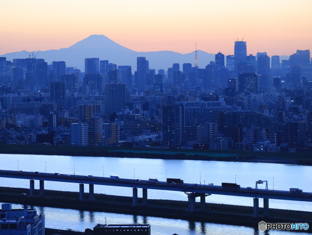 黄昏の富士山と東京タワー