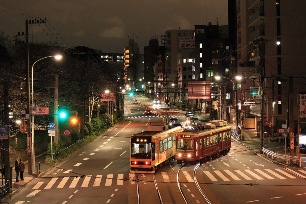 路面電車が通る夜