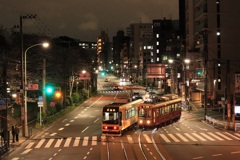 路面電車が通る夜
