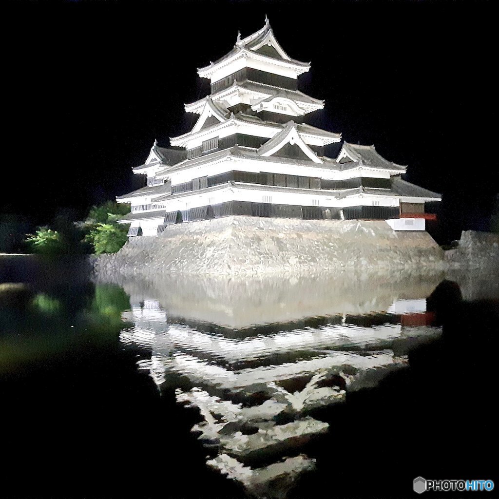 夜の松本城