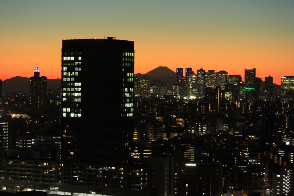 都会の夕暮れ