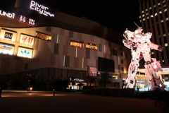 夜のガンダム