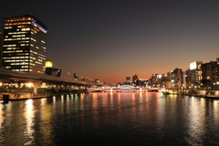 夕暮れ時の隅田川