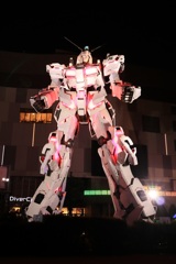 夜のガンダム