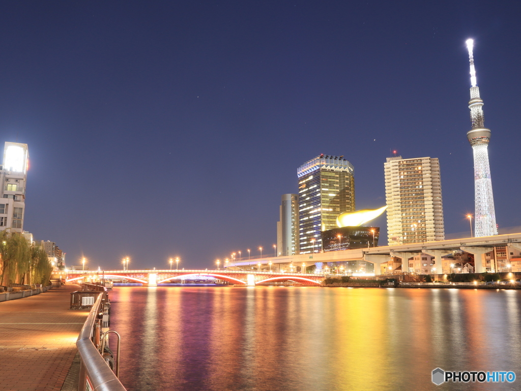 夕暮れ後の隅田川