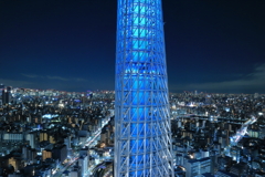 間近から夜のスカイツリー