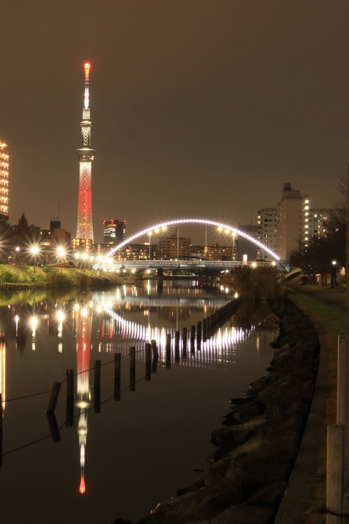 ふれあい橋とスカイツリー