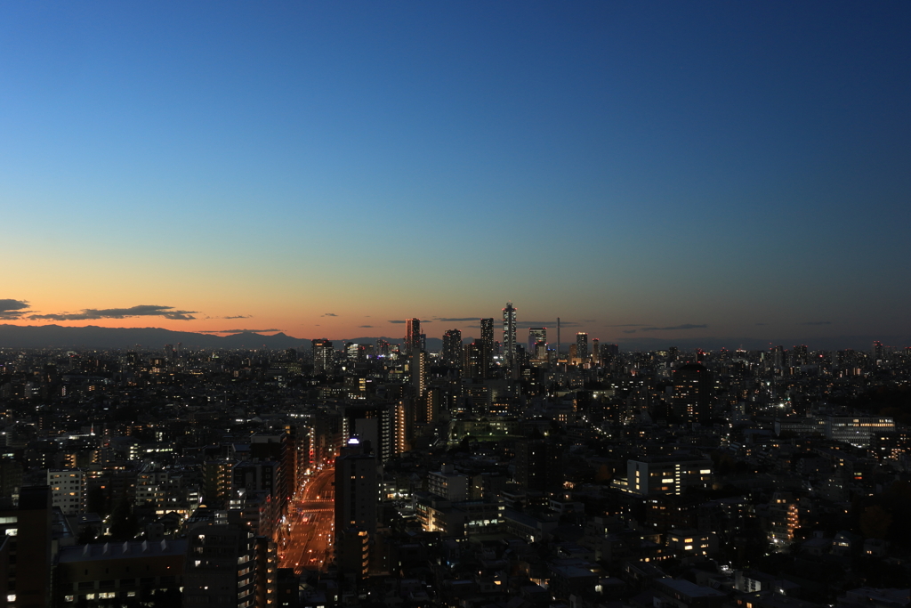 都会の夕暮れ