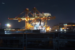 夜の大型船