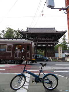 広隆寺と路面電車と自転車