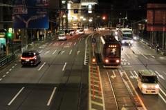 路面電車が通る夜