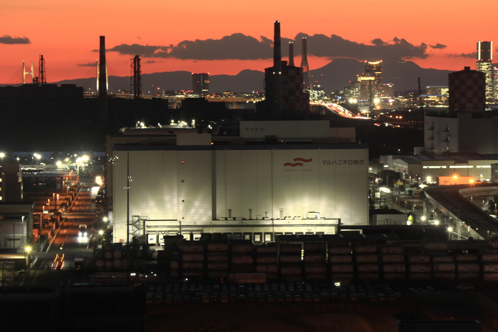 夕暮れの工場地帯