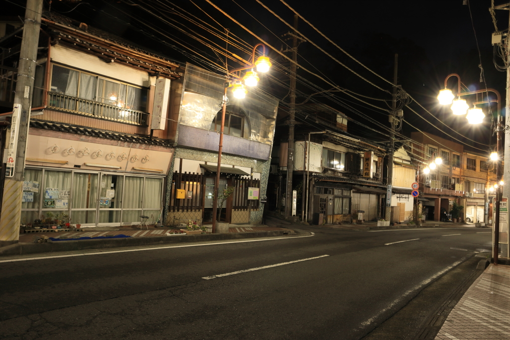 夜の温泉街
