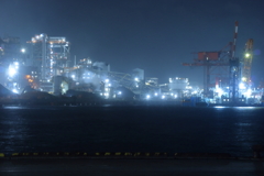 夜の工場風景