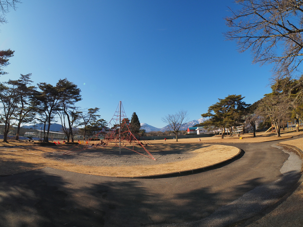 松原公園ロータリー？　PERGEAR 7.5mm F2.8