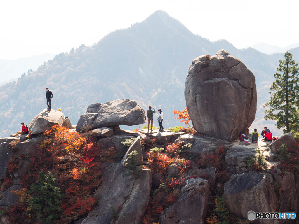 御在所岳登山道奇石で休憩