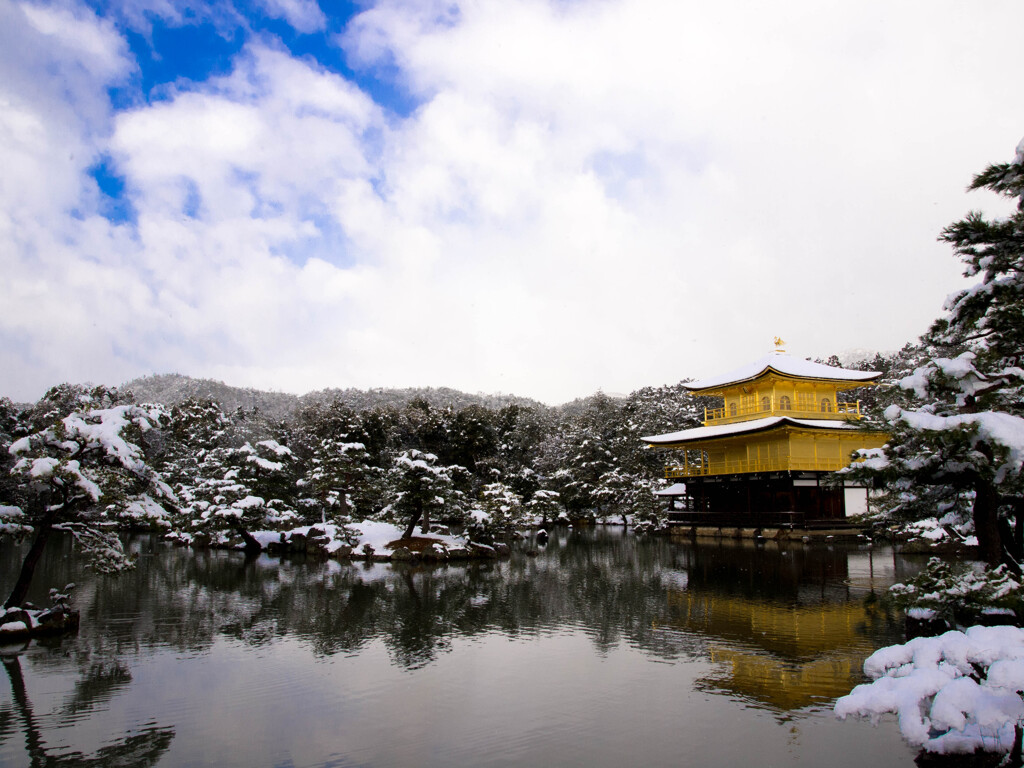 雪の金閣寺