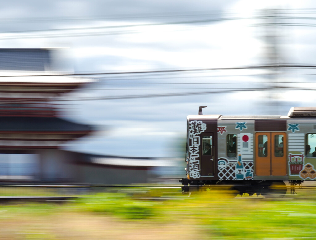 南都奈良・平城宮跡を疾走する阪神電車