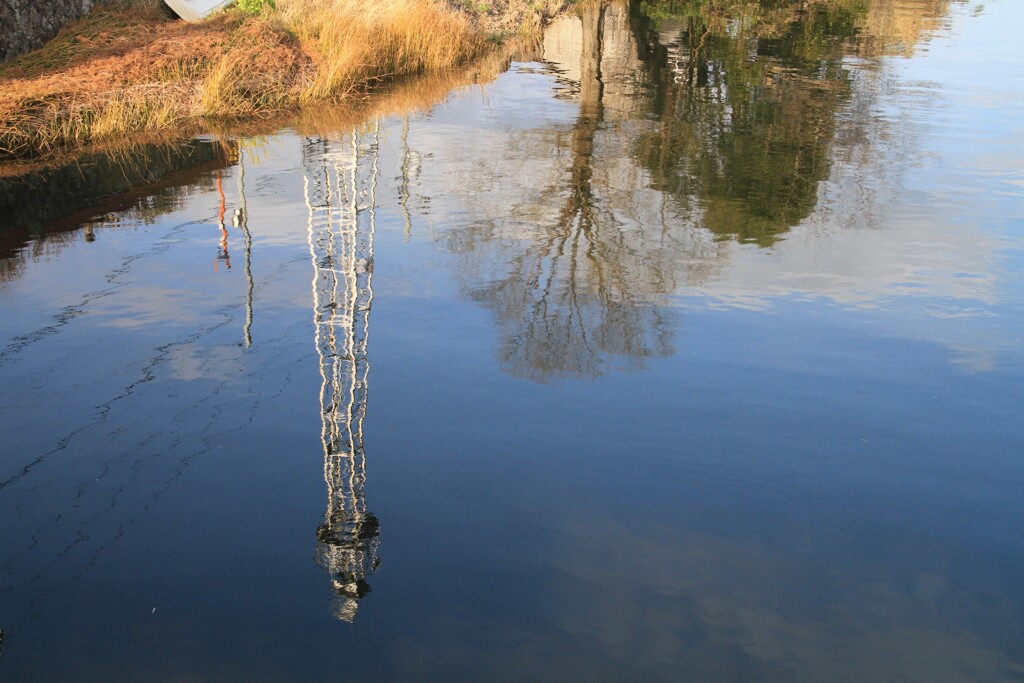 水に映る鉄塔