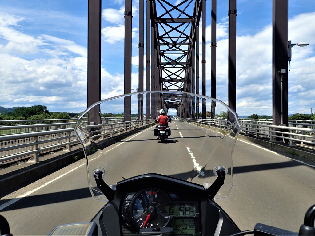 夏空とトラス橋