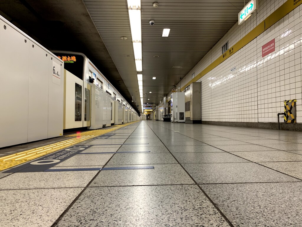 小澄佳輝とガラガラの地下鉄駅