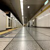 小澄佳輝とガラガラの地下鉄駅