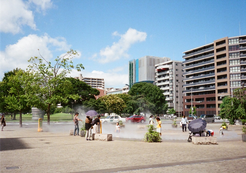 広場でミスト遊び（2025年7月）