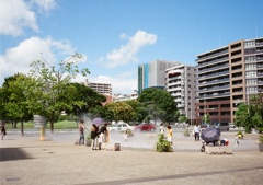 広場でミスト遊び（2025年7月）