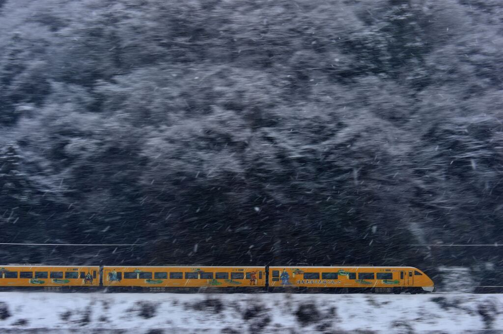 雪の中を行く「明智光秀ラッピング車両」