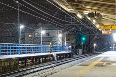 始発前の駅のホーム