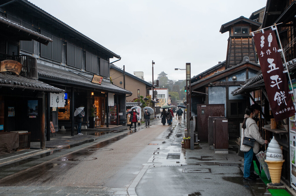ちょいオールドレンズで雨の城下町