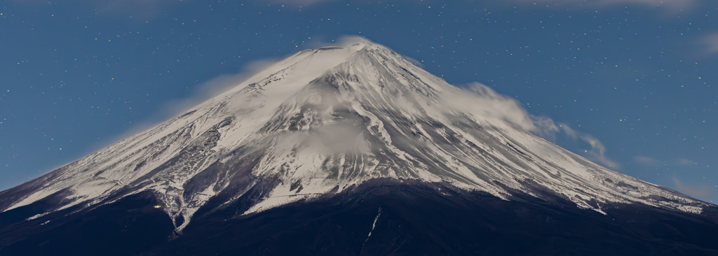 雲纏う山