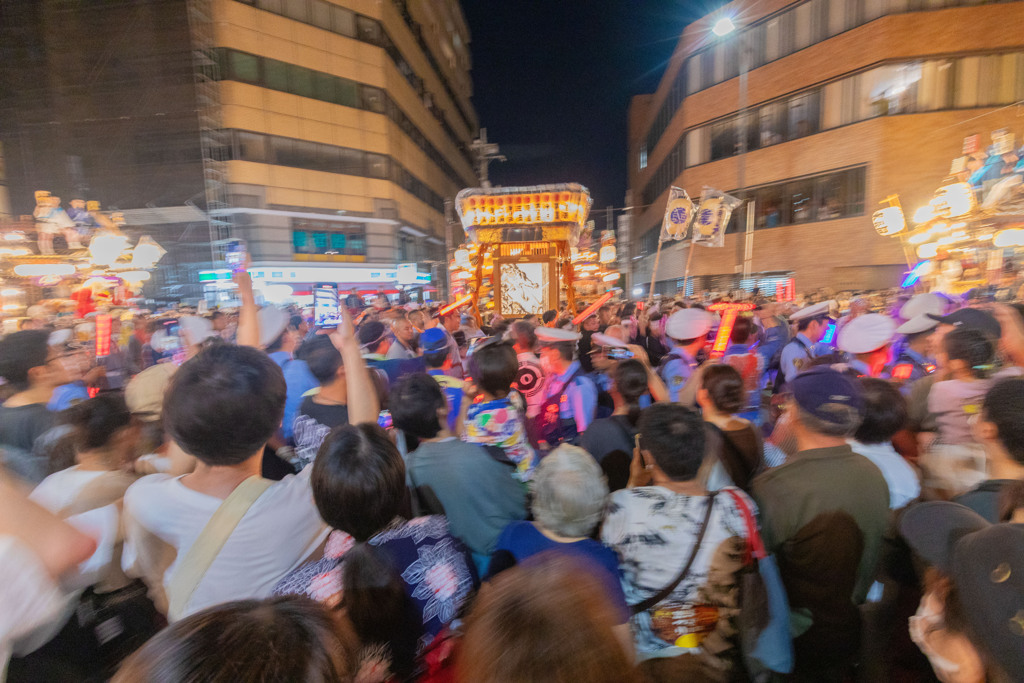 神輿登場に盛り上がる！