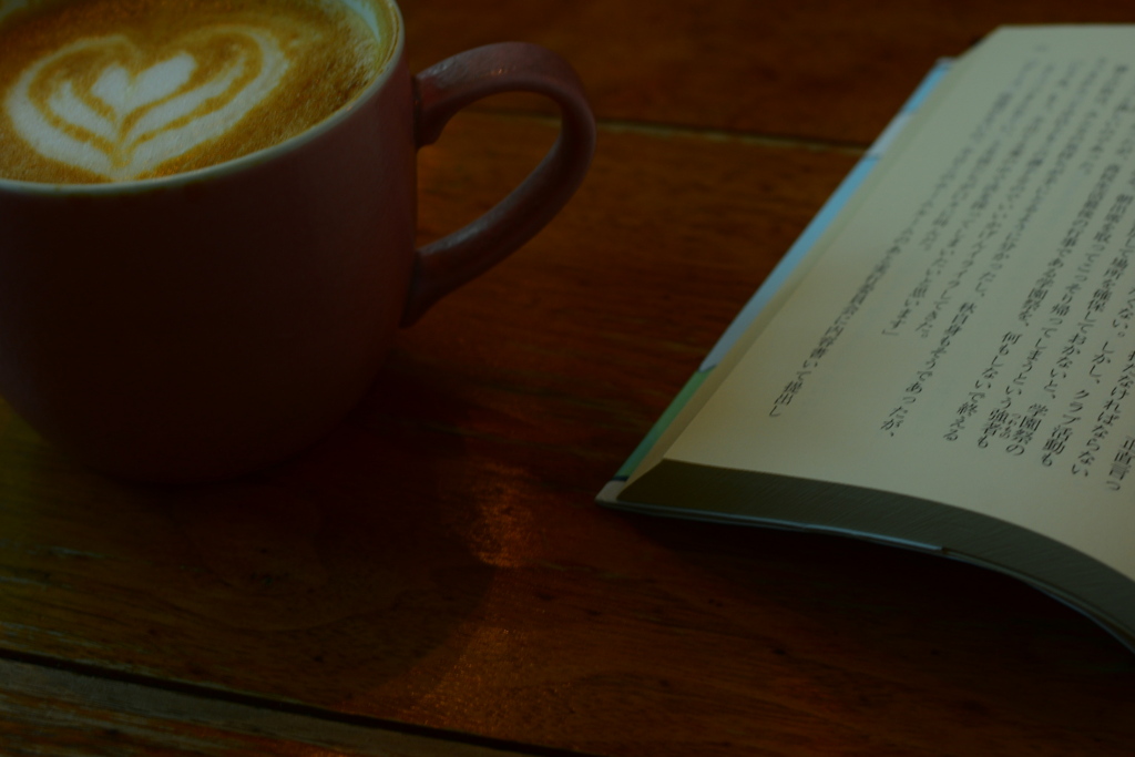 雨の日はカフェで読書
