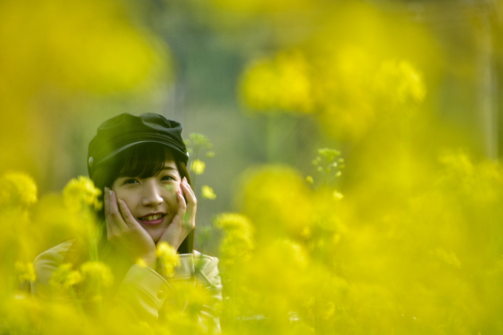 菜の花と女の子