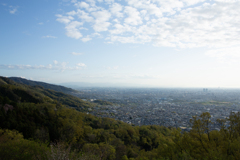 山と街並み少しの雲