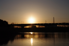 夕陽と橋と水面の光