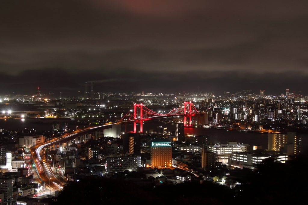 鈍空の若戸大橋