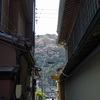 路地から見る春