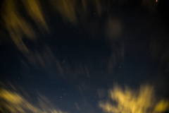流れる雲と東京の星空