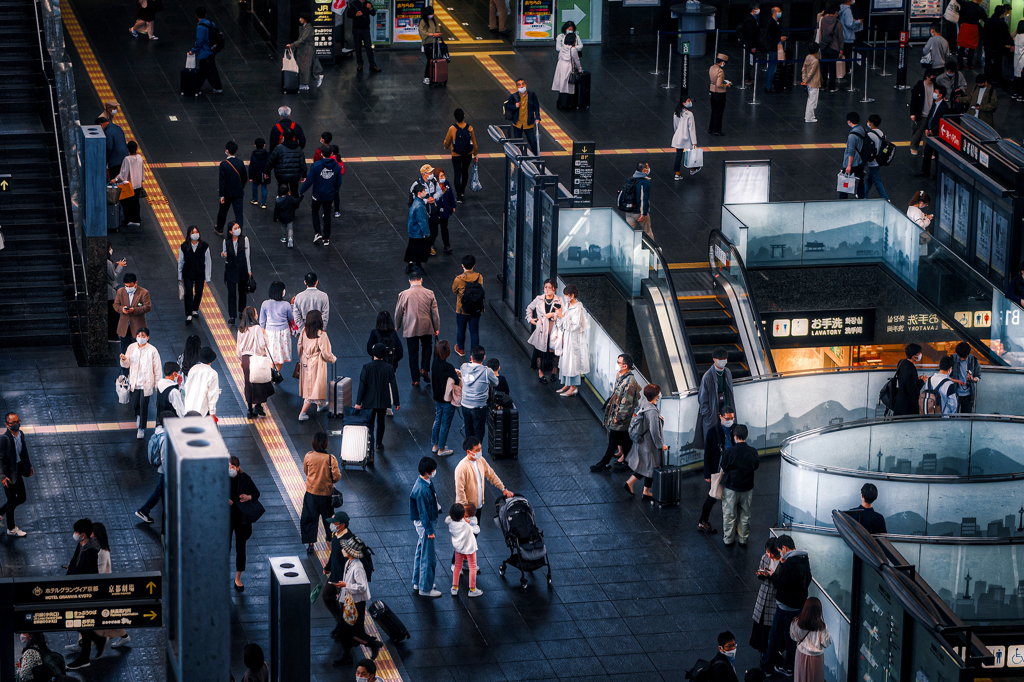 京都駅を行き交う人たち