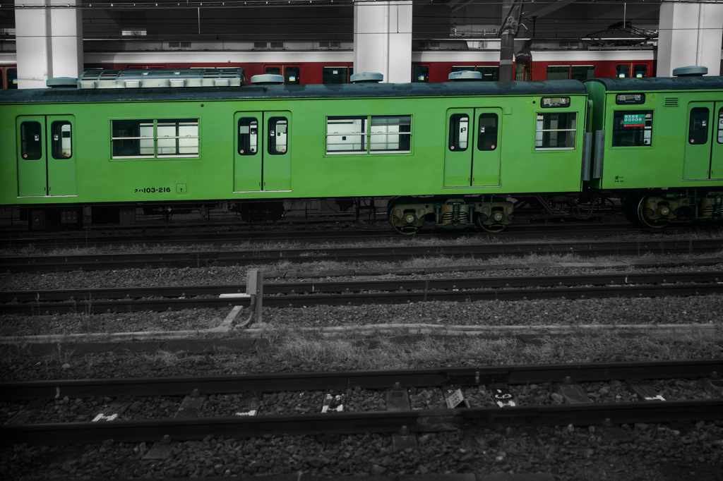 電車はカラー背景はモノクロ処理