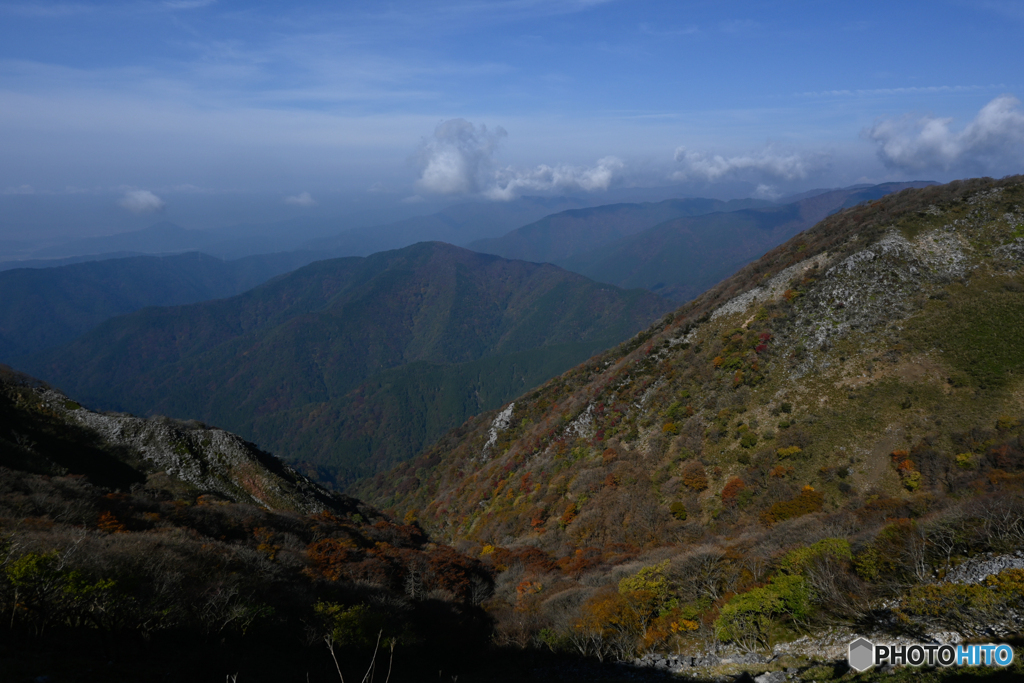 色付く山間