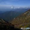 色付く山間