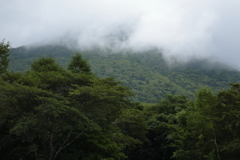 雲湧き立つ山