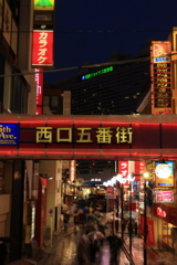 横浜駅西口五番街 雨